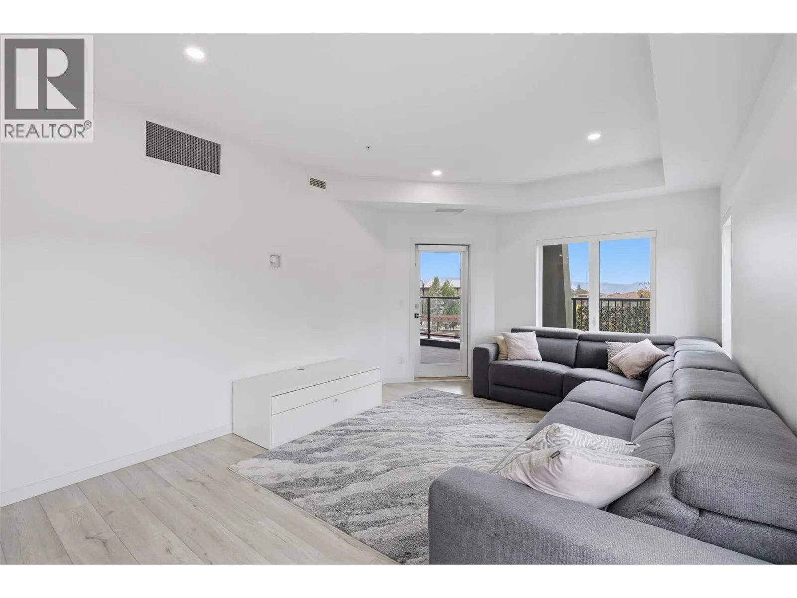 1405 SPRINGHILL Drive Unit# 2103