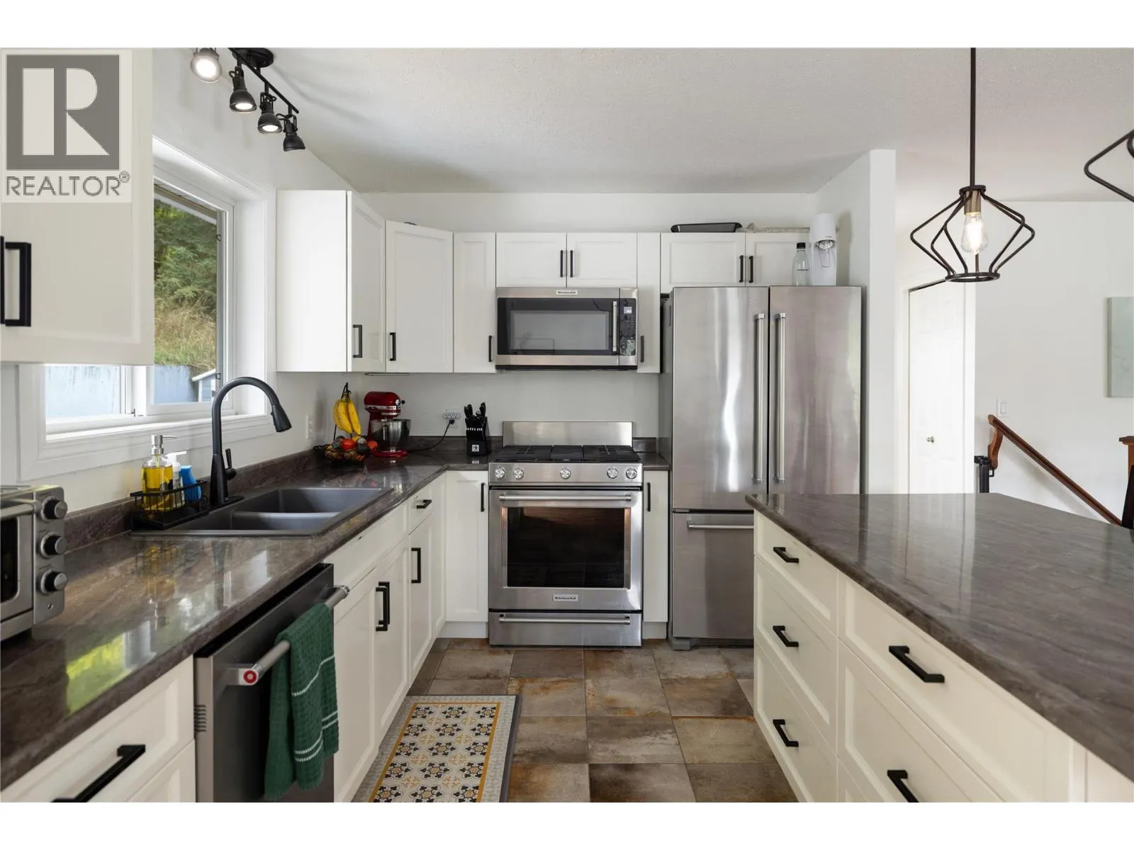 3945 Highland Park Crescent