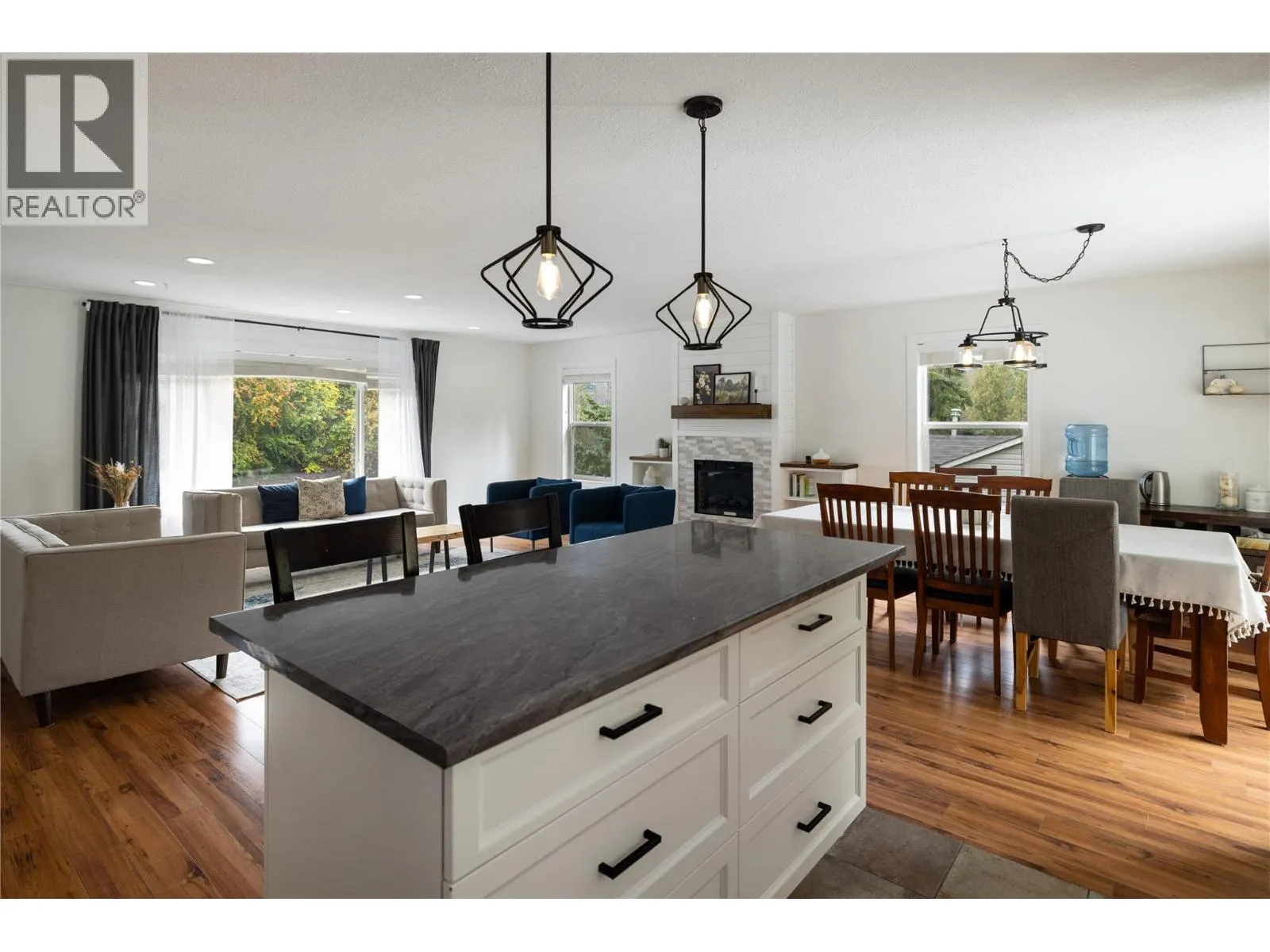 3945 Highland Park Crescent