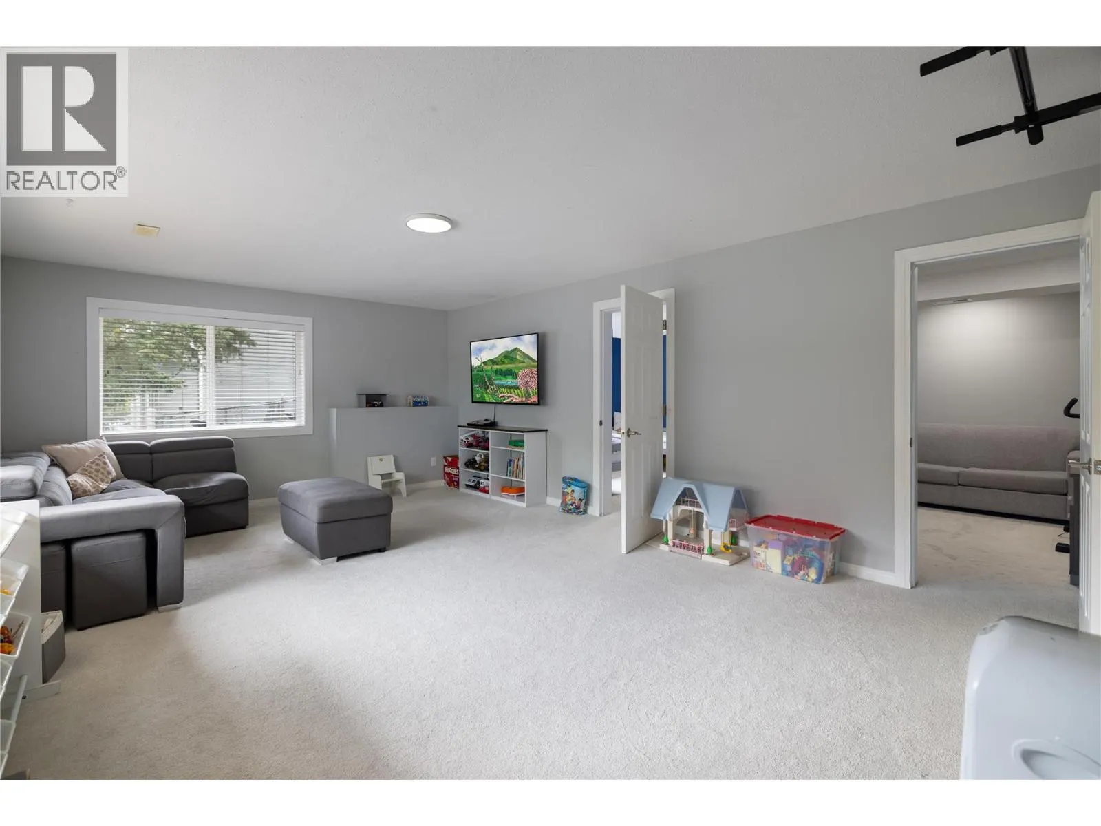3945 Highland Park Crescent