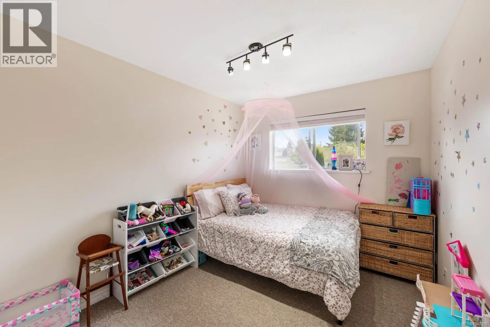 B 345 Menzies Ave