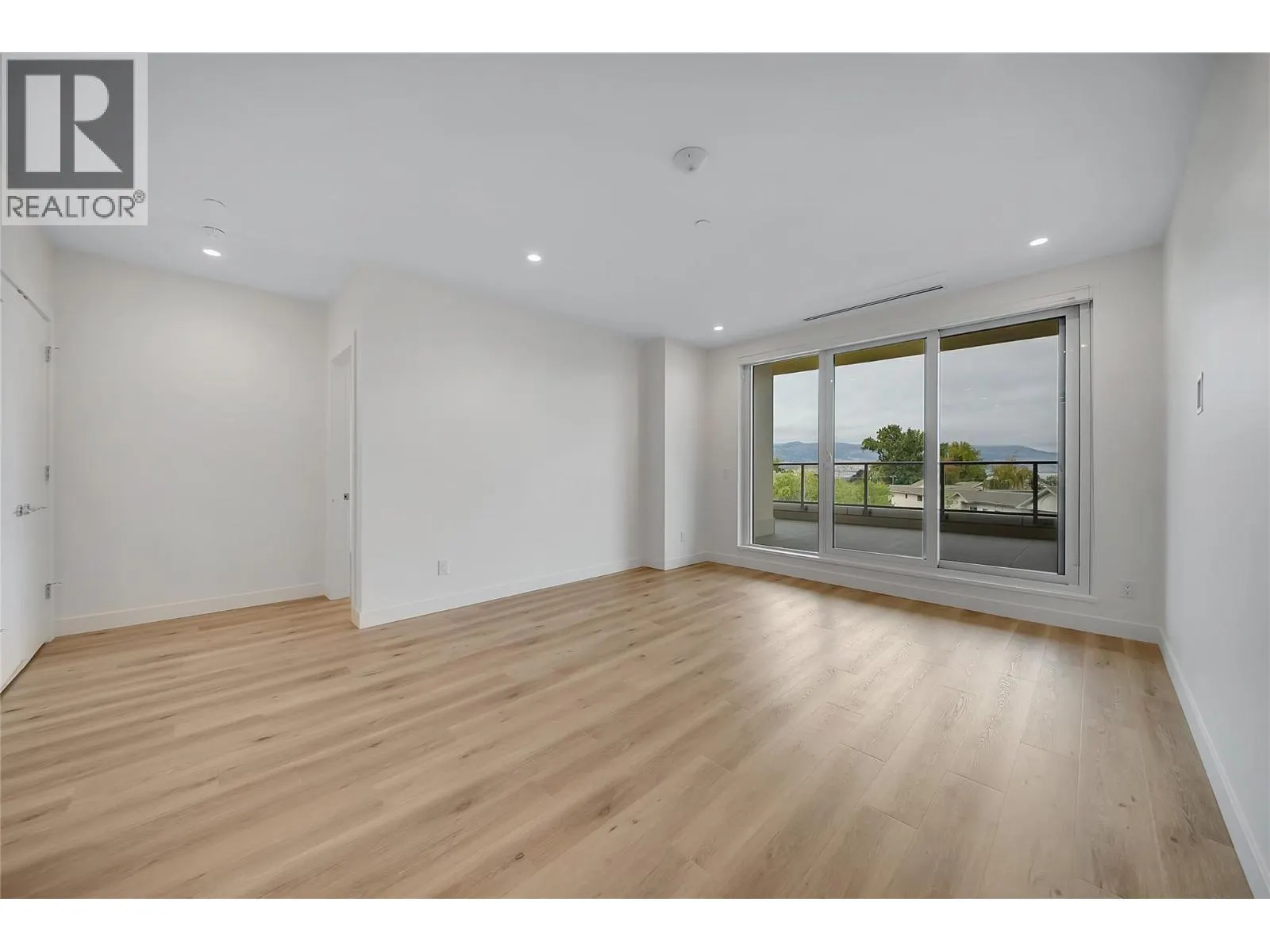 3300 Lakeshore Drive Unit# 418