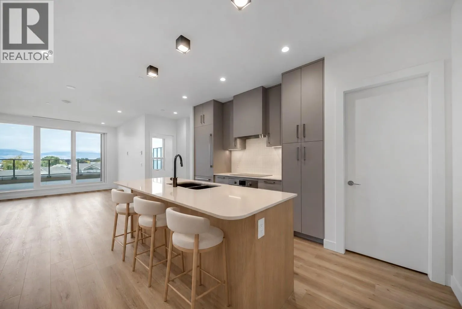 3300 Lakeshore Drive Unit# 418