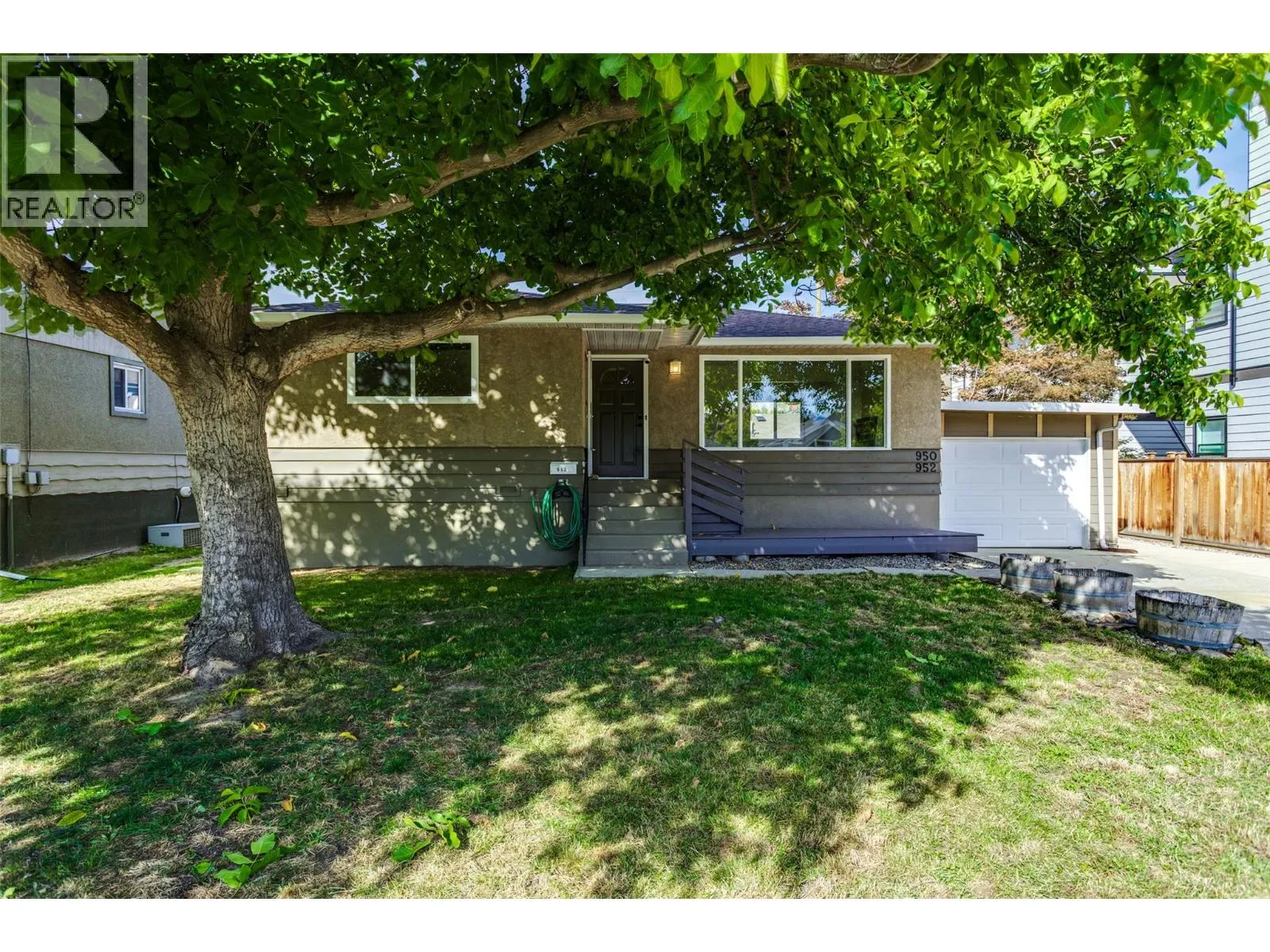 950 & 952 Stockwell Avenue