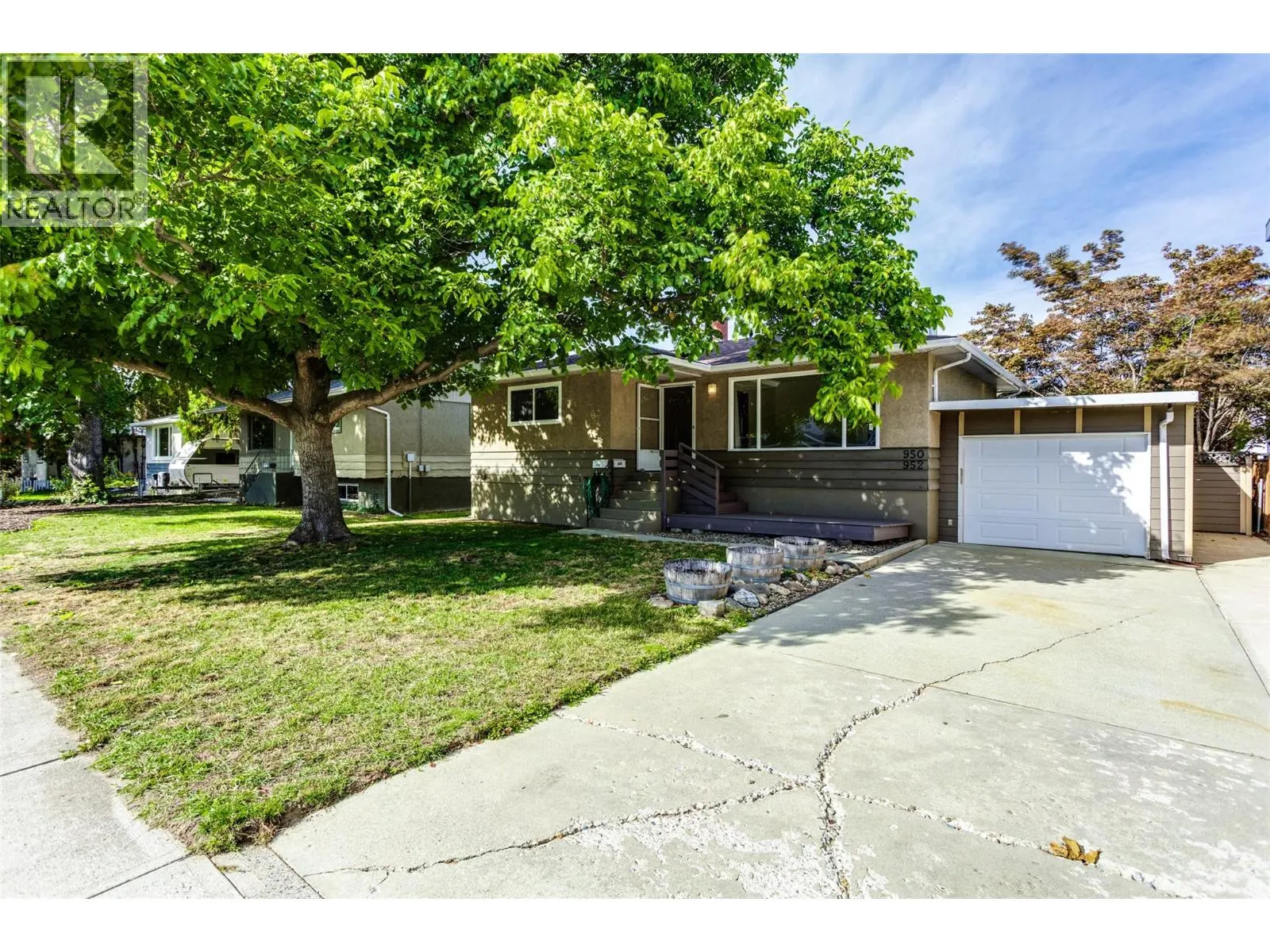 950 & 952 Stockwell Avenue