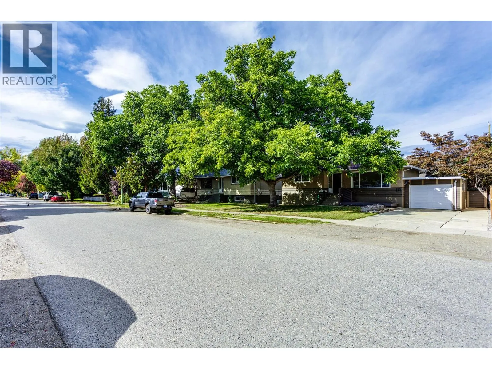 950 & 952 Stockwell Avenue