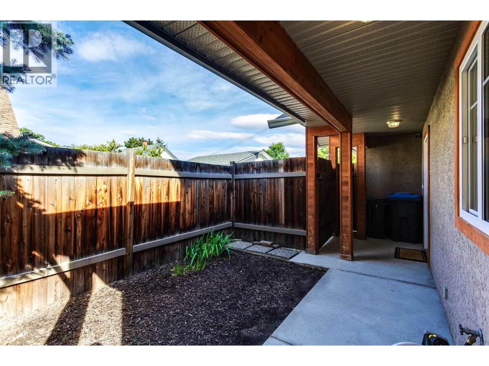 950 & 952 Stockwell Avenue