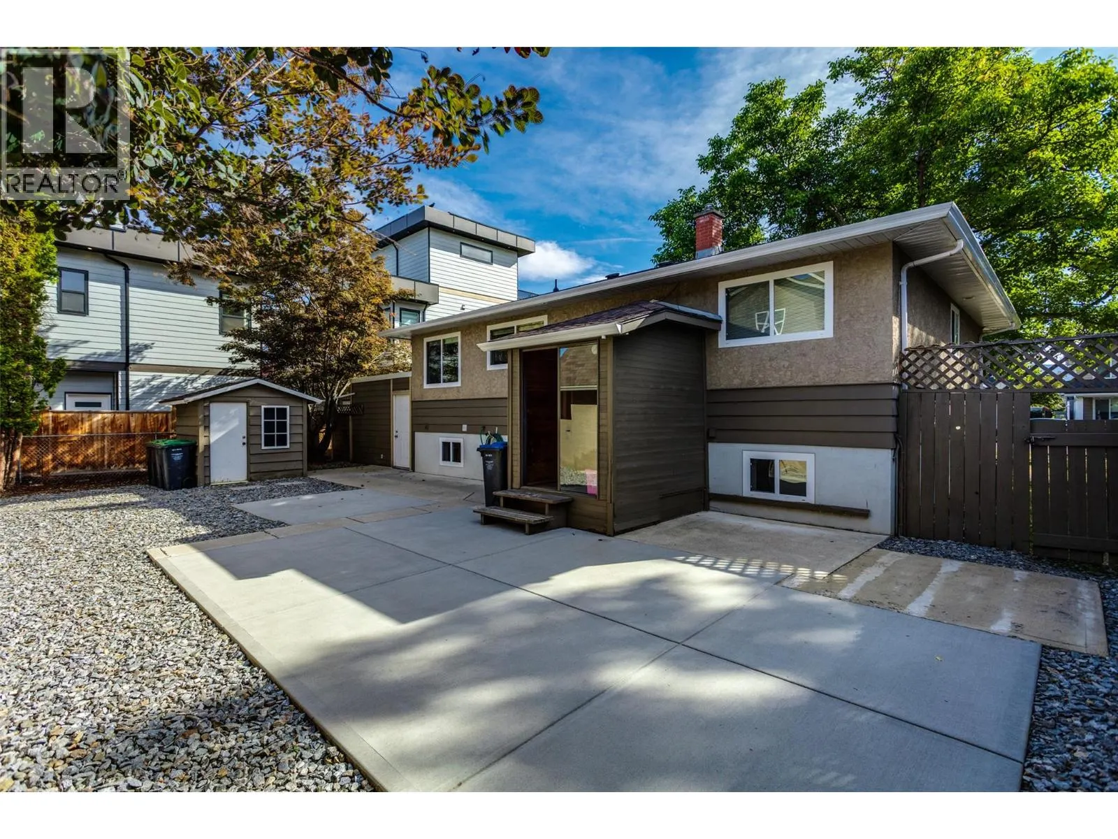 950 & 952 Stockwell Avenue