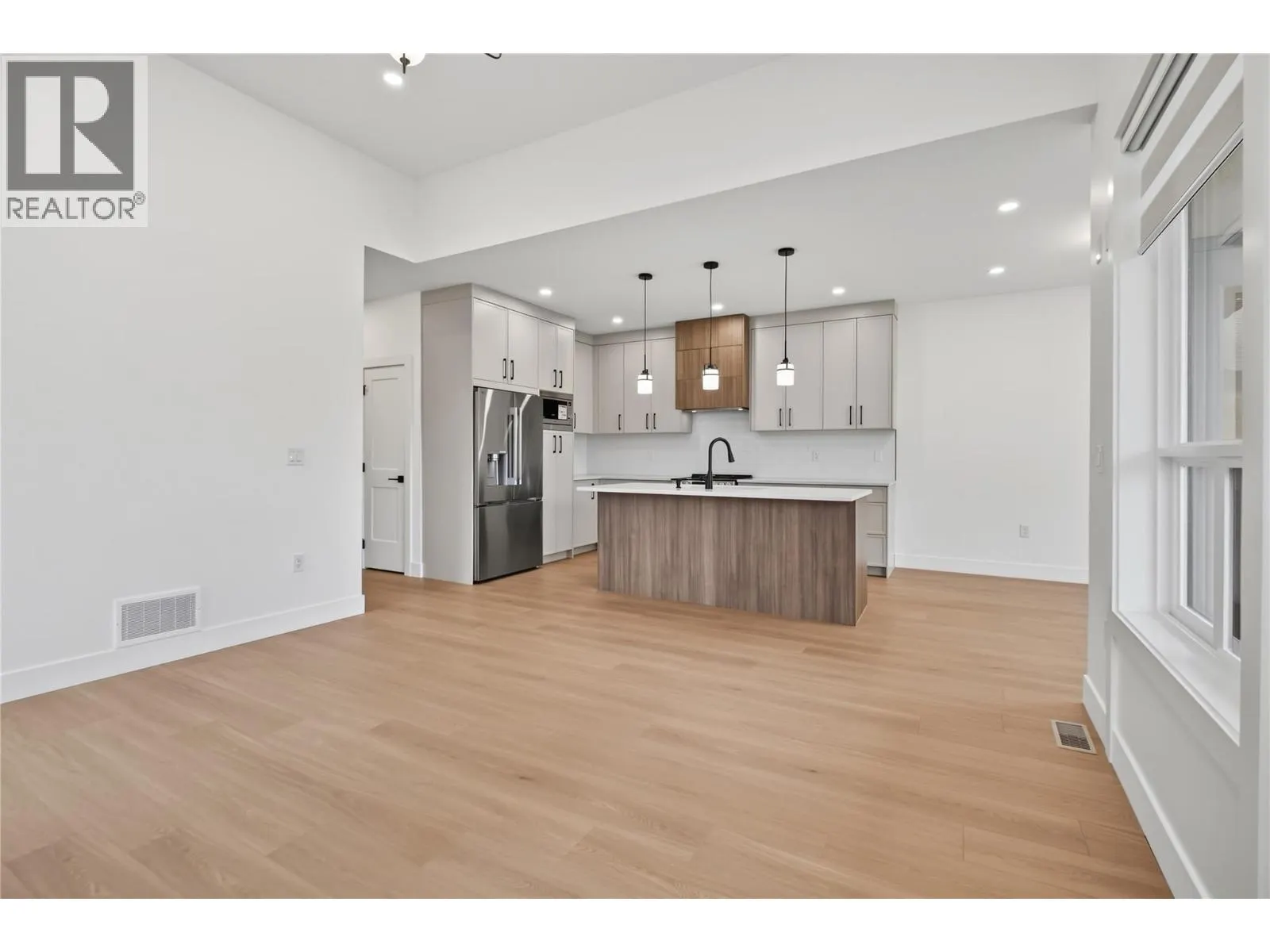 302 Sumac Road W