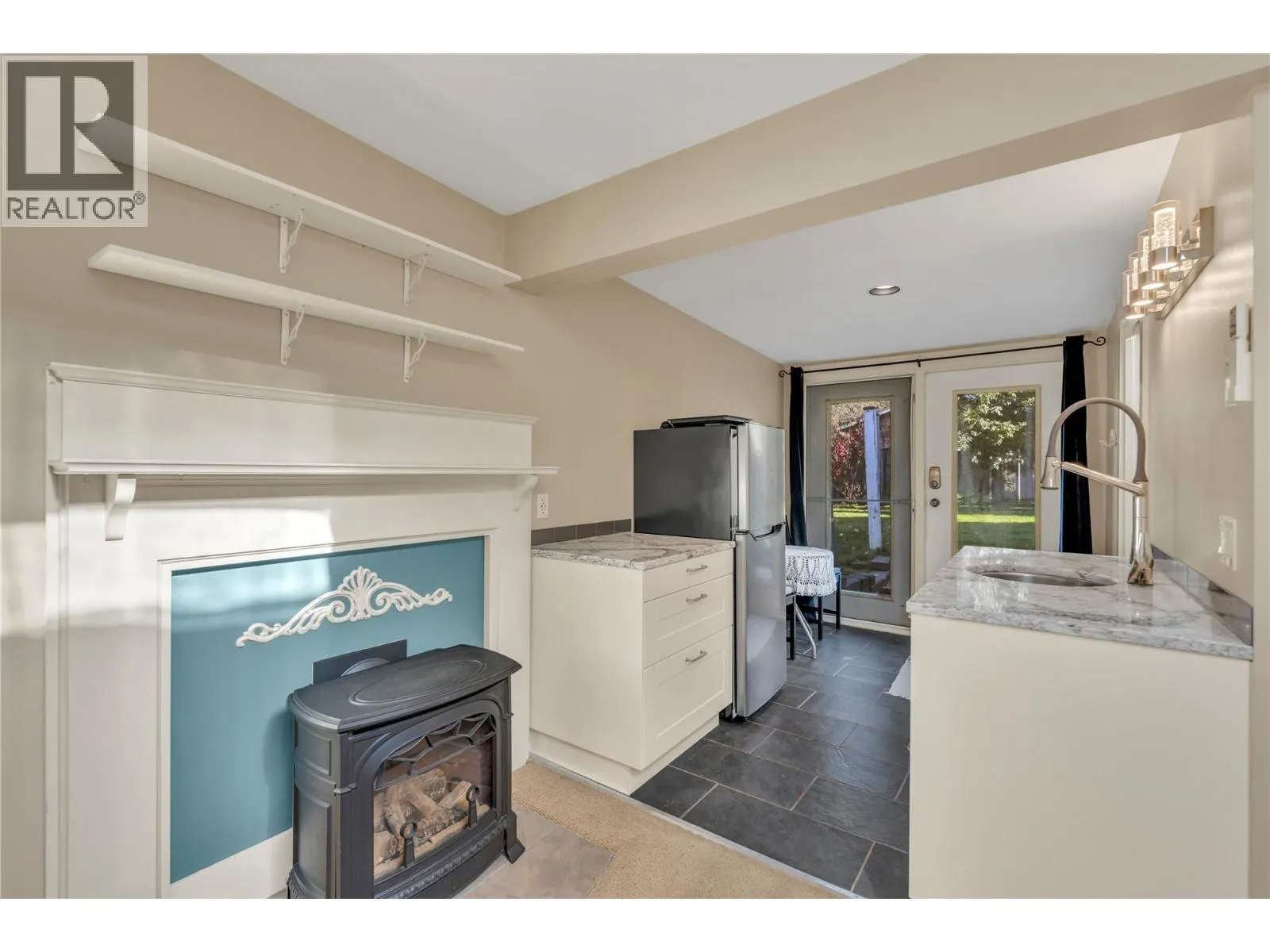 410 Upper Bench Road N