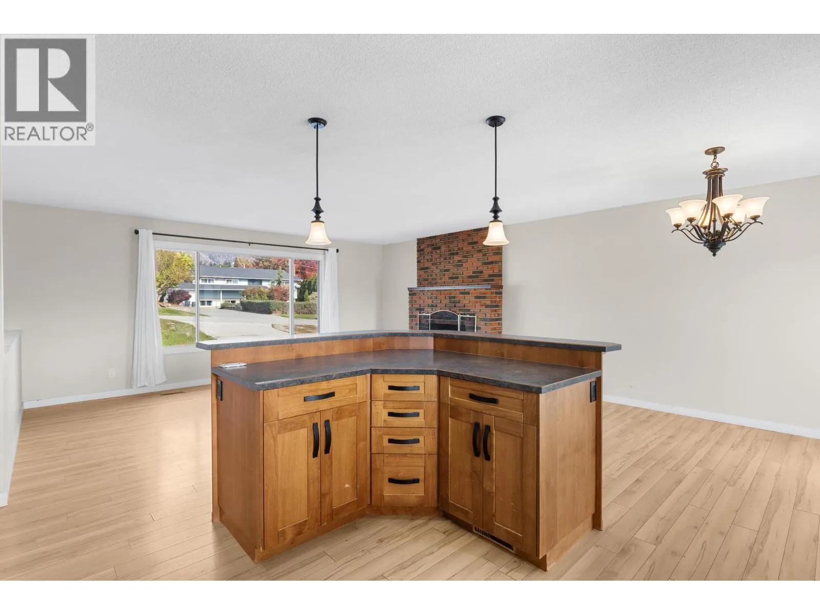 2582 Neufeld Crescent
