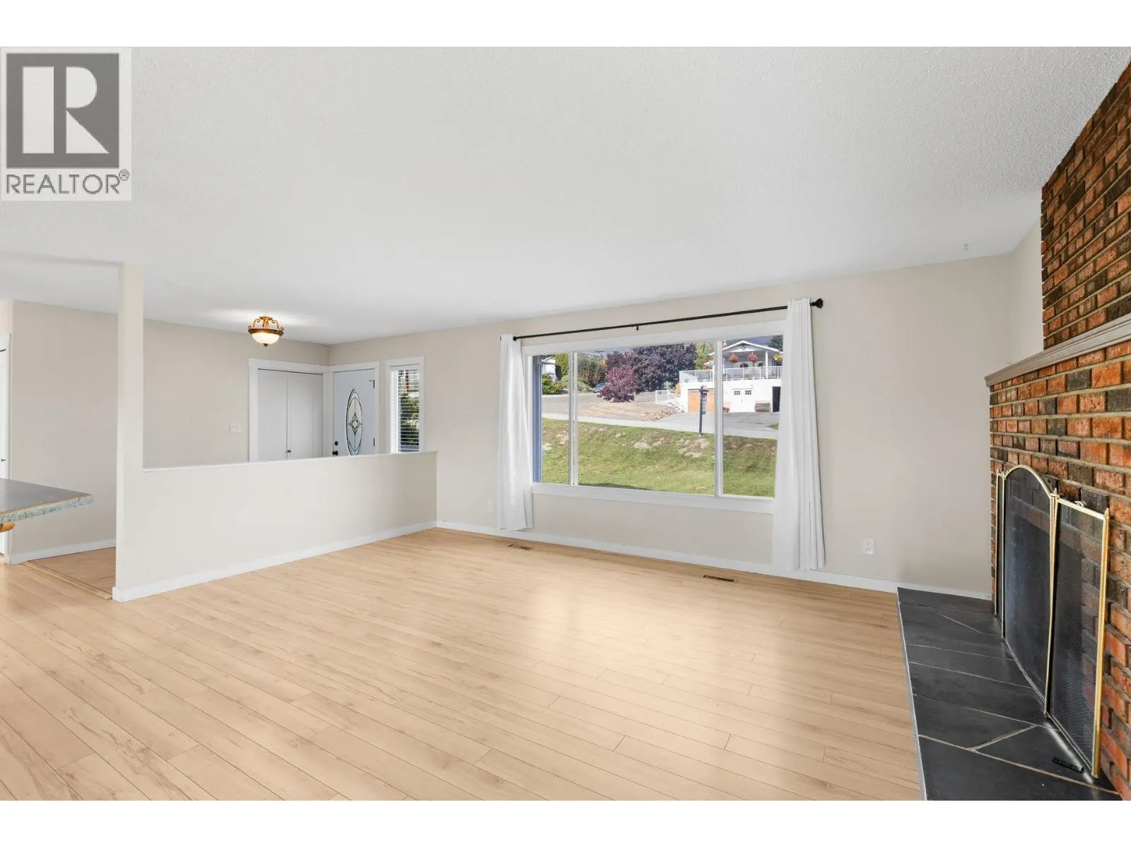 2582 Neufeld Crescent