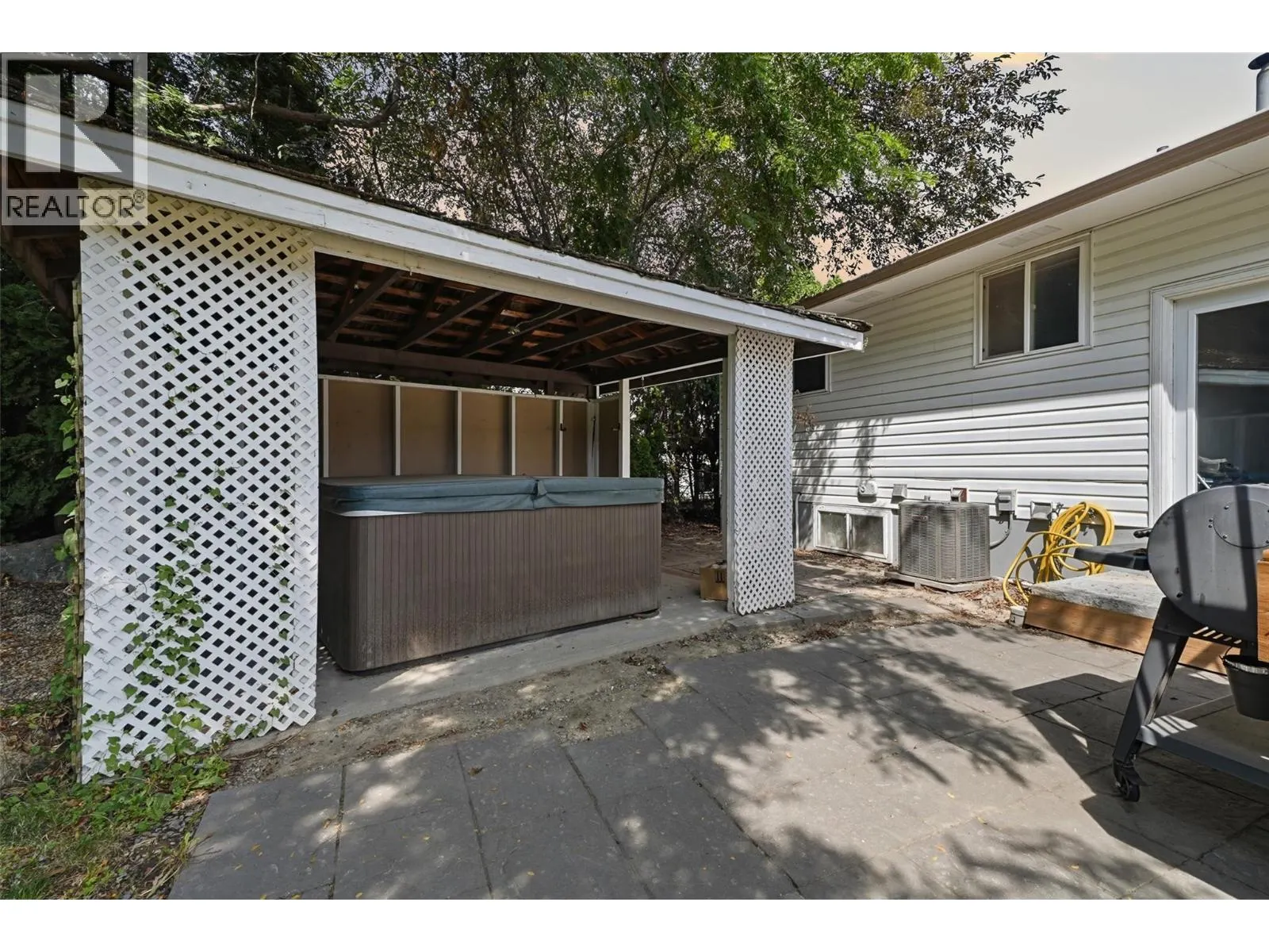 5543 DALLAS Drive