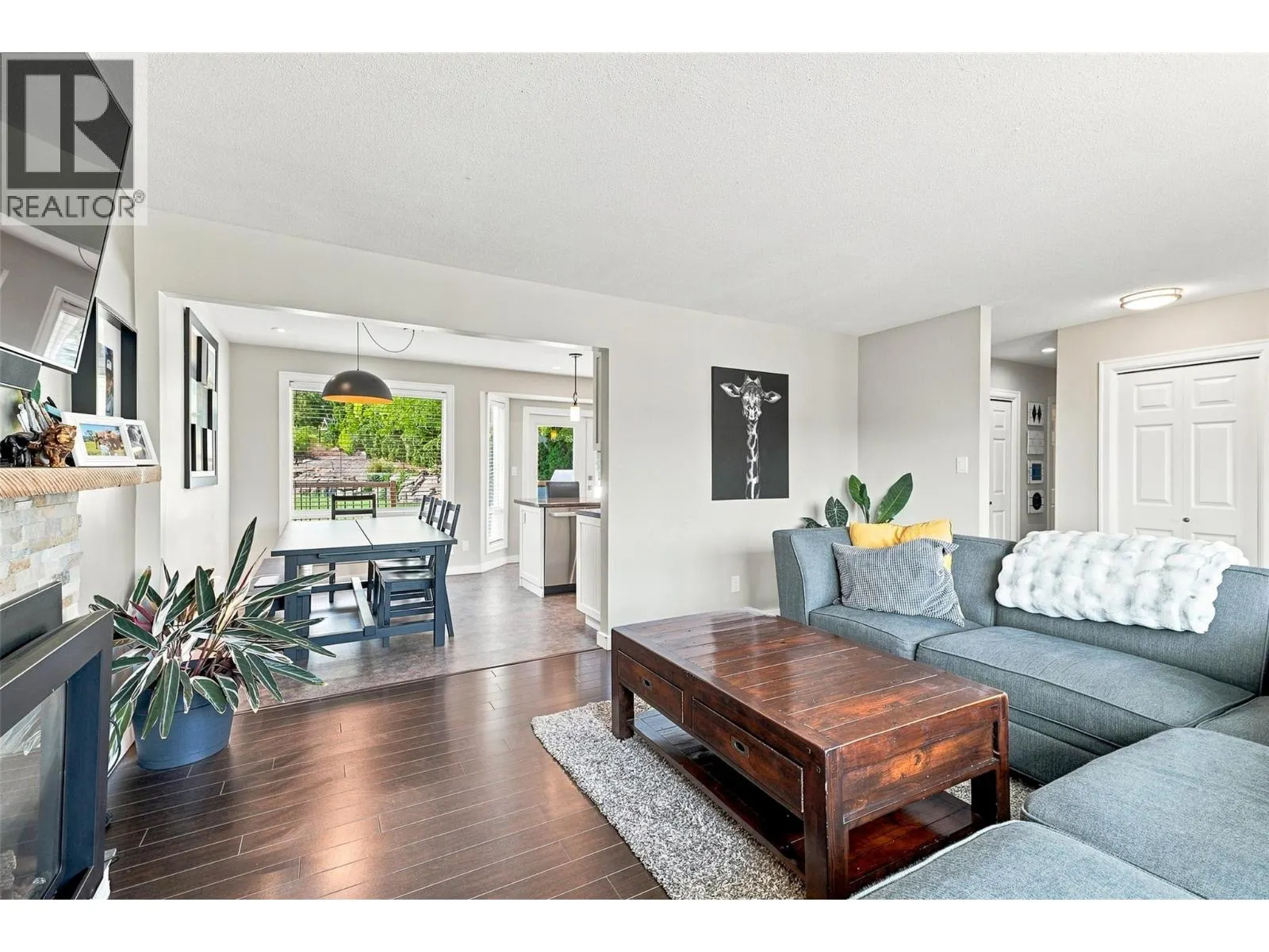 5543 DALLAS Drive