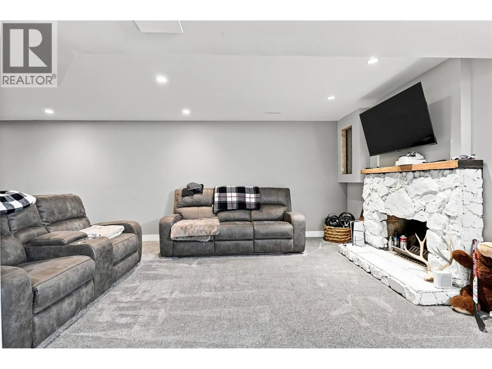 5543 DALLAS Drive