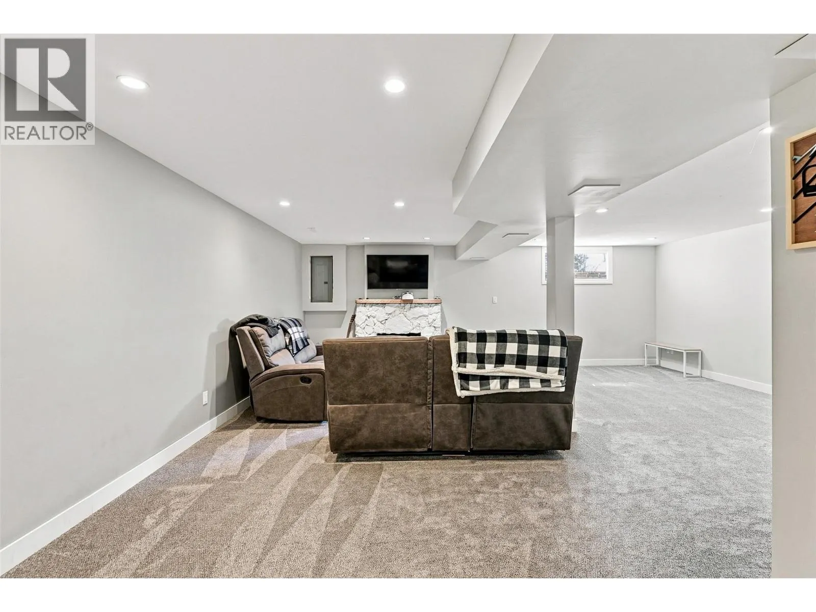 5543 DALLAS Drive