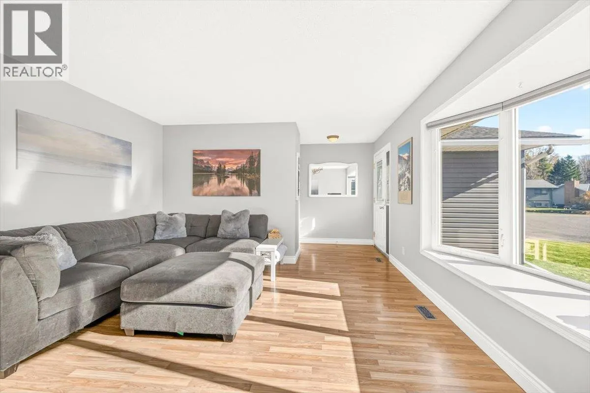 315 Western Larch Crescent
