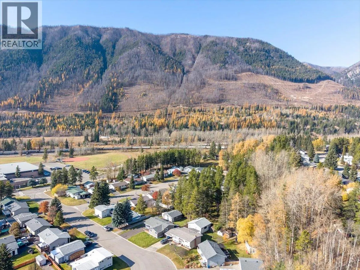315 Western Larch Crescent