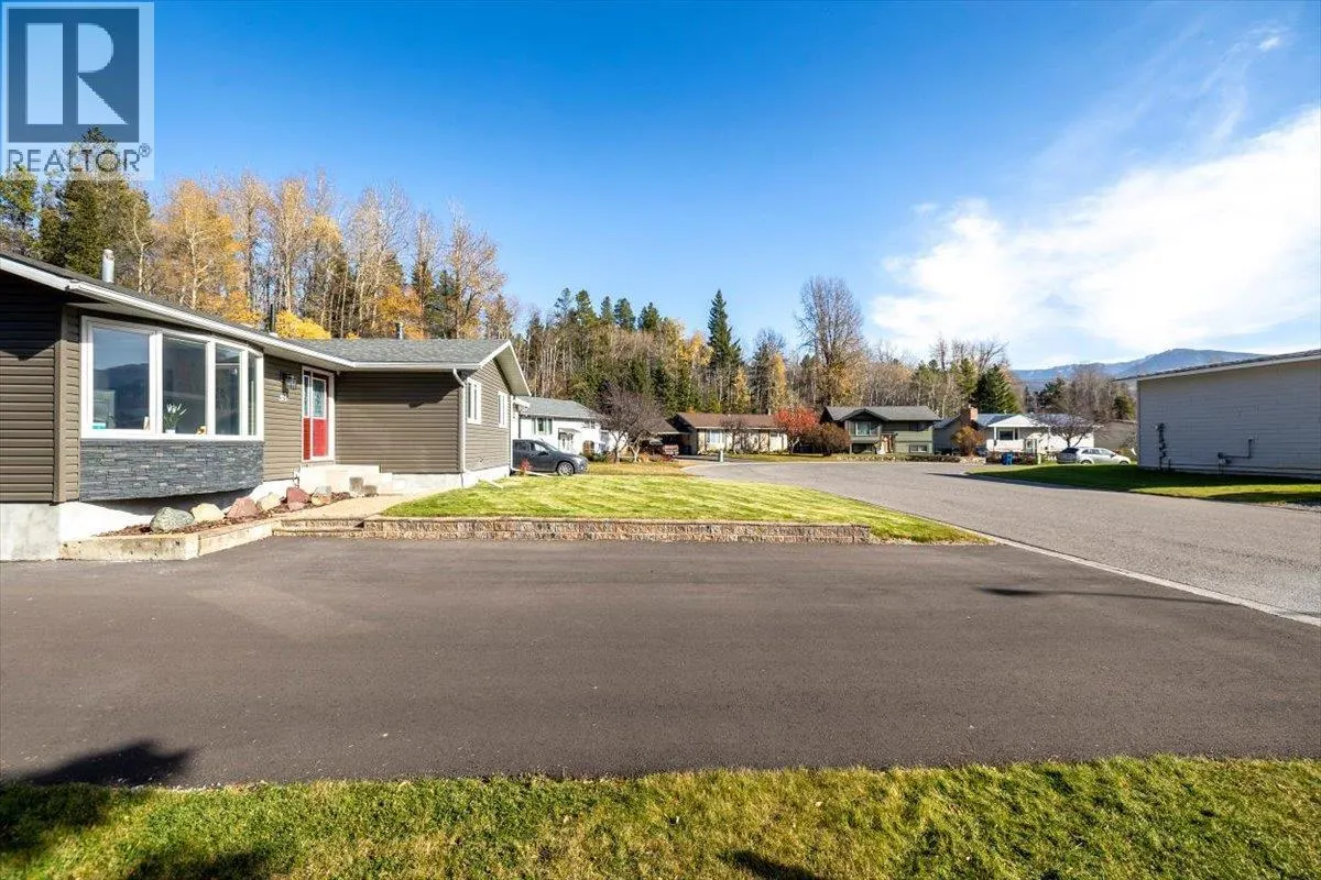 315 Western Larch Crescent