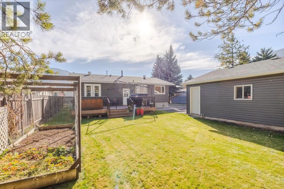315 Western Larch Crescent