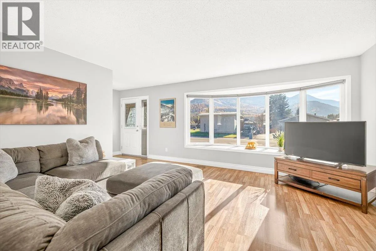 315 Western Larch Crescent