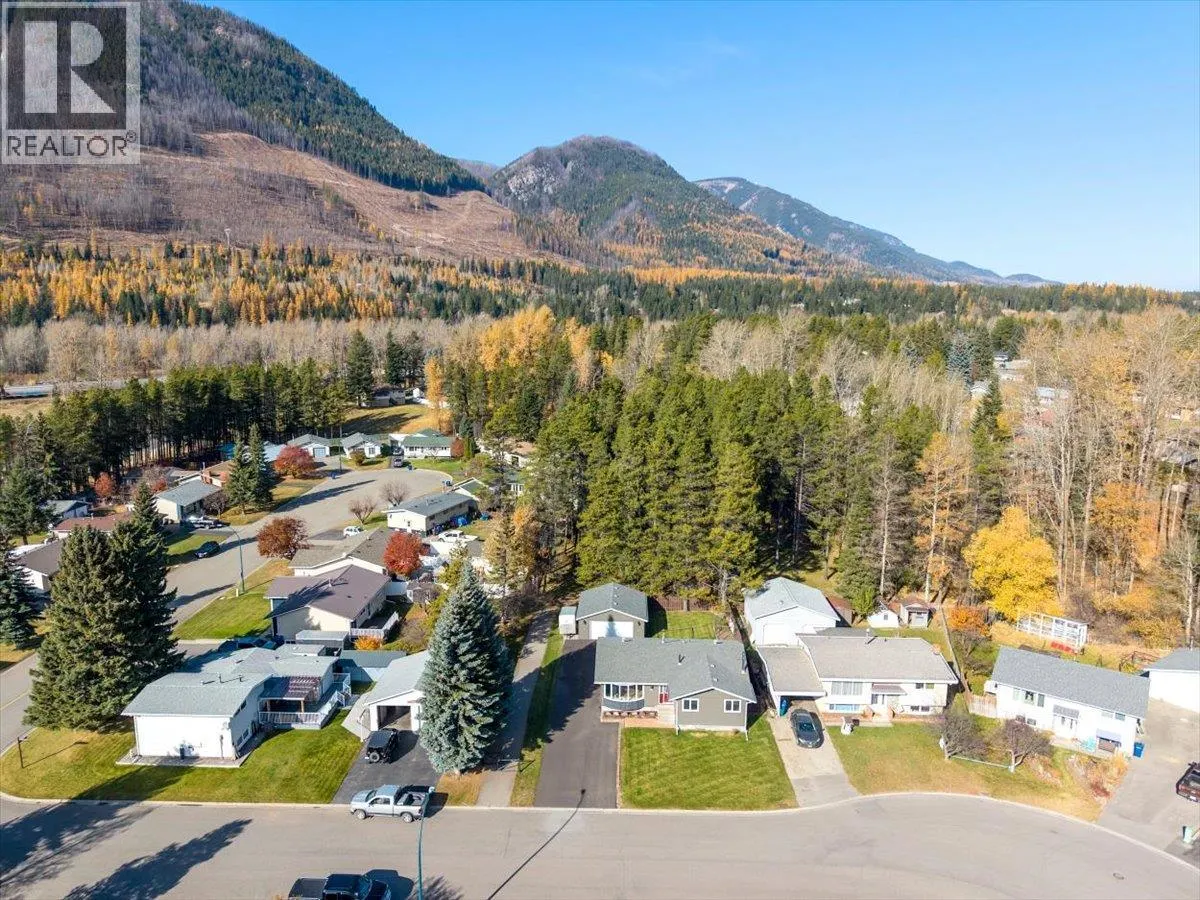 315 Western Larch Crescent