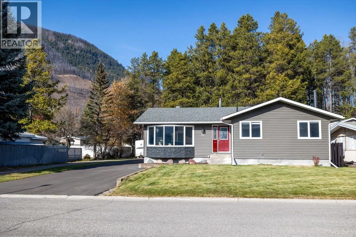 315 Western Larch Crescent