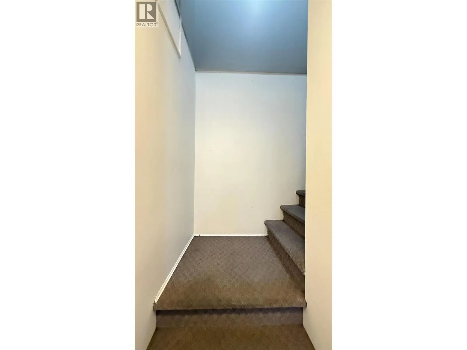 403 Richards Street W