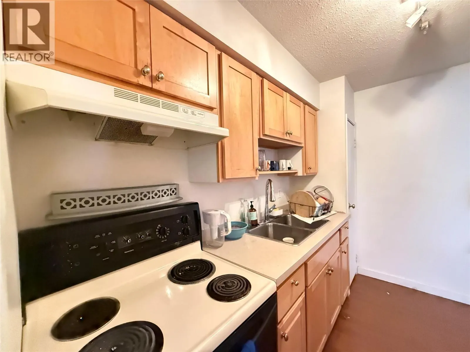 403 Richards Street W