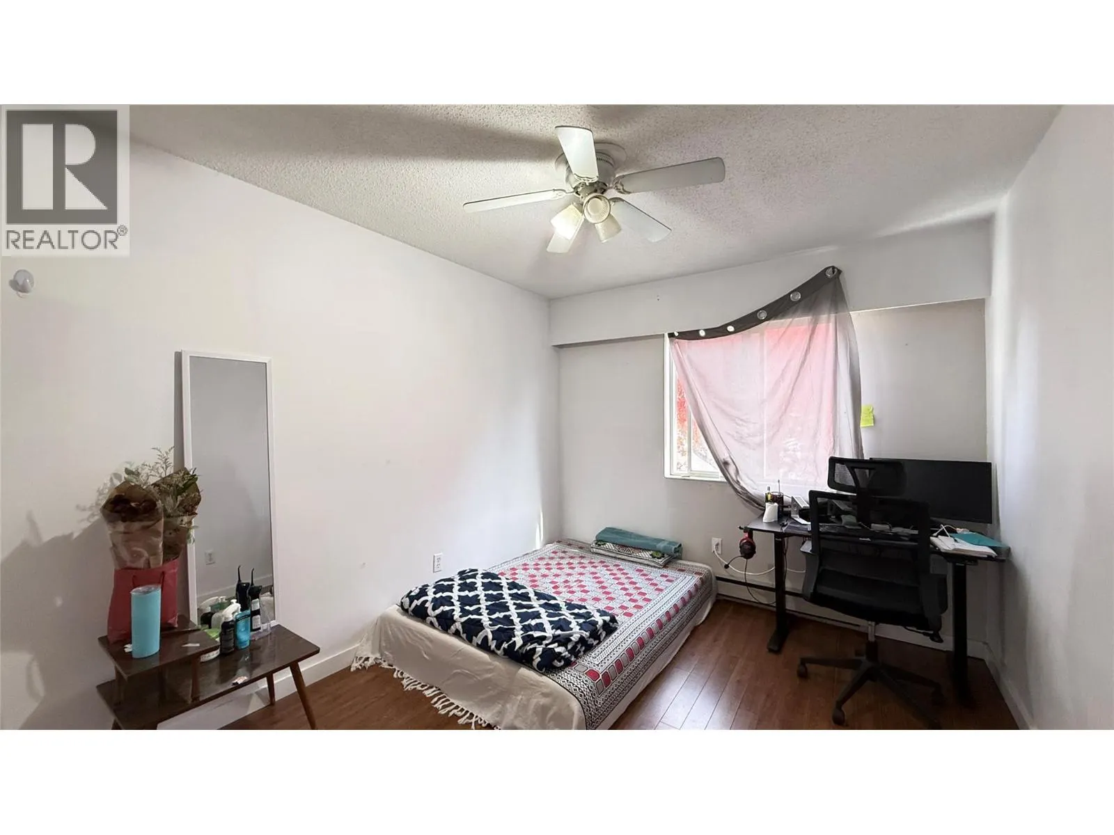403 Richards Street W
