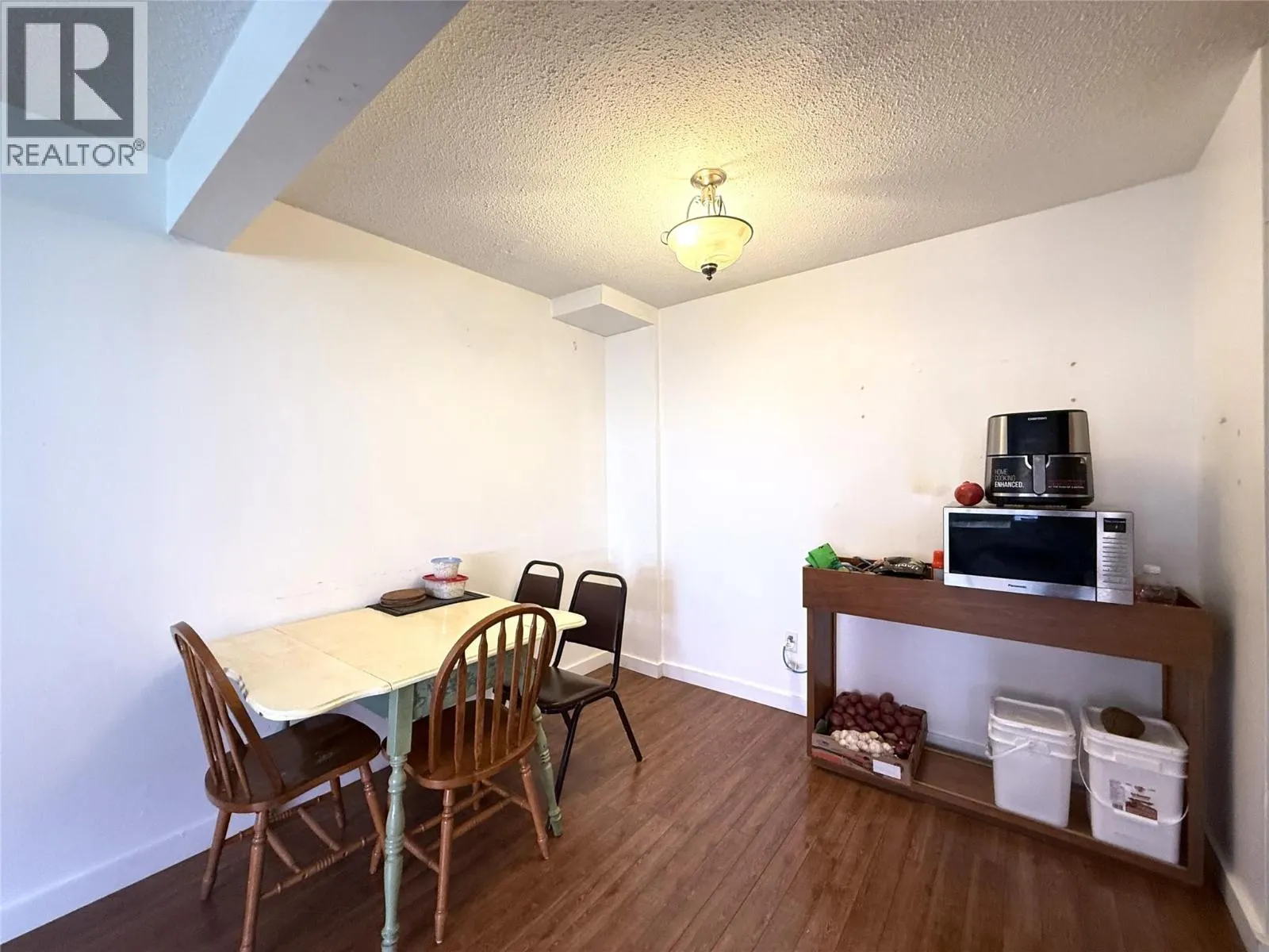 403 Richards Street W