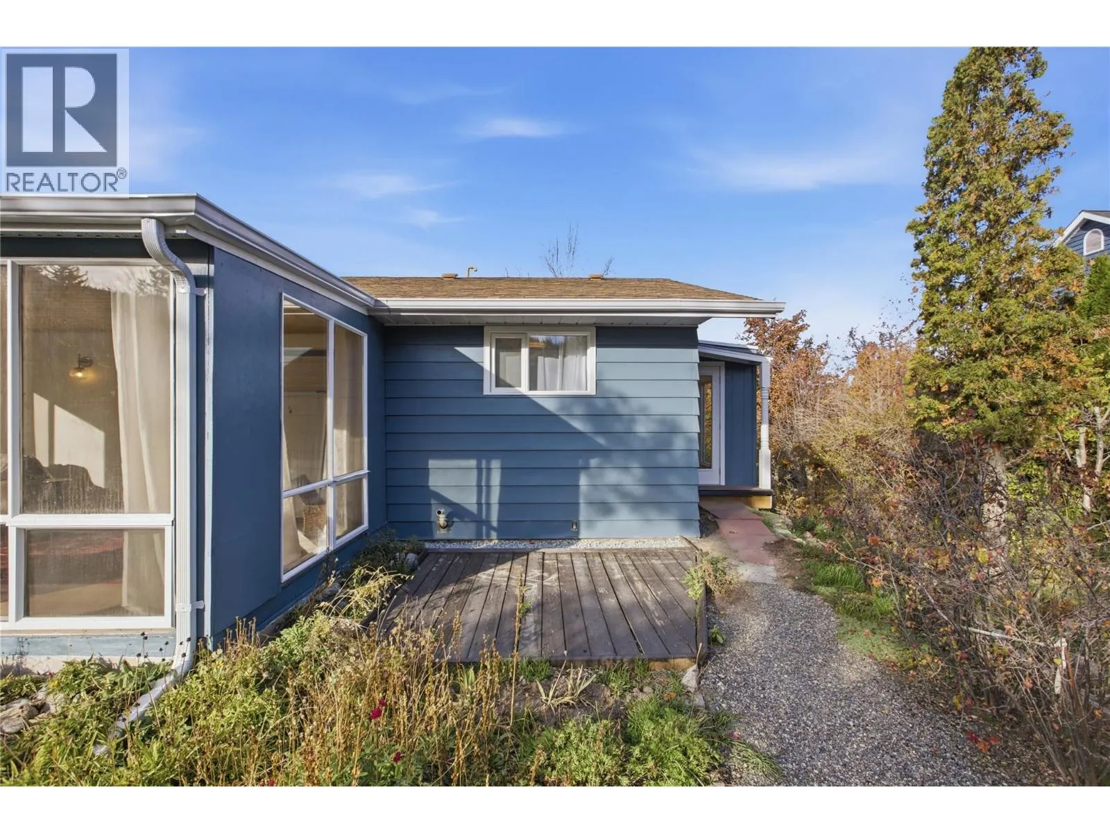 6105 Meadowland Crescent N