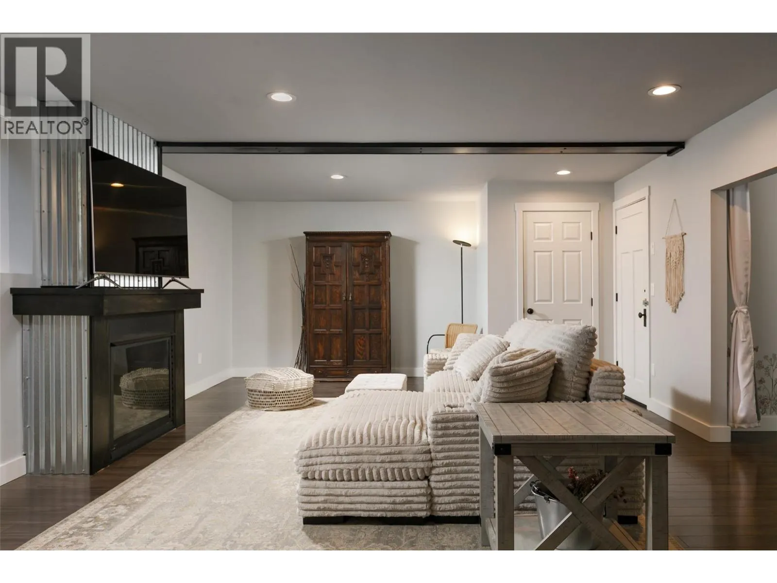 3932 Hornby Terrace