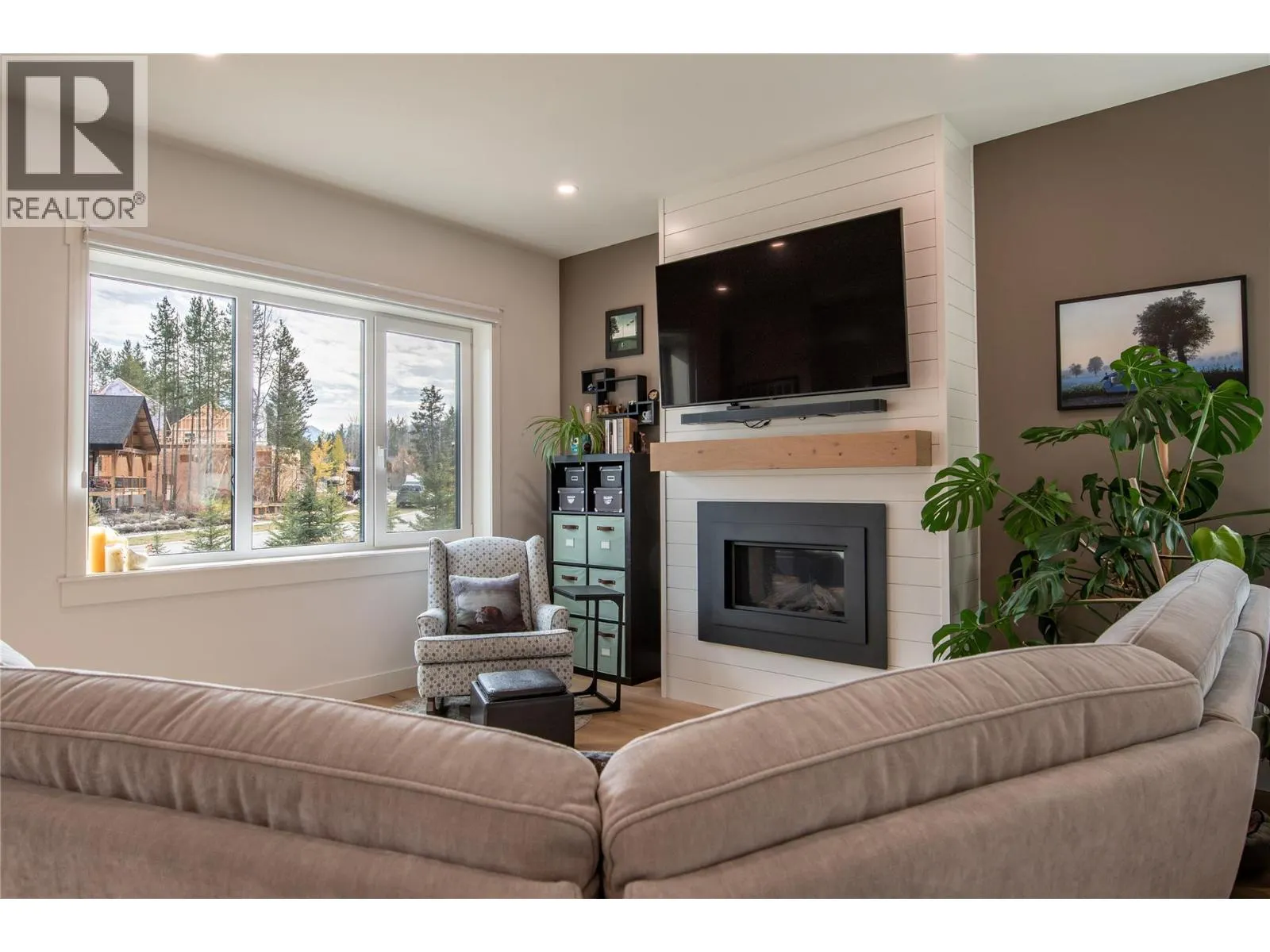 1545 Quartz Crescent