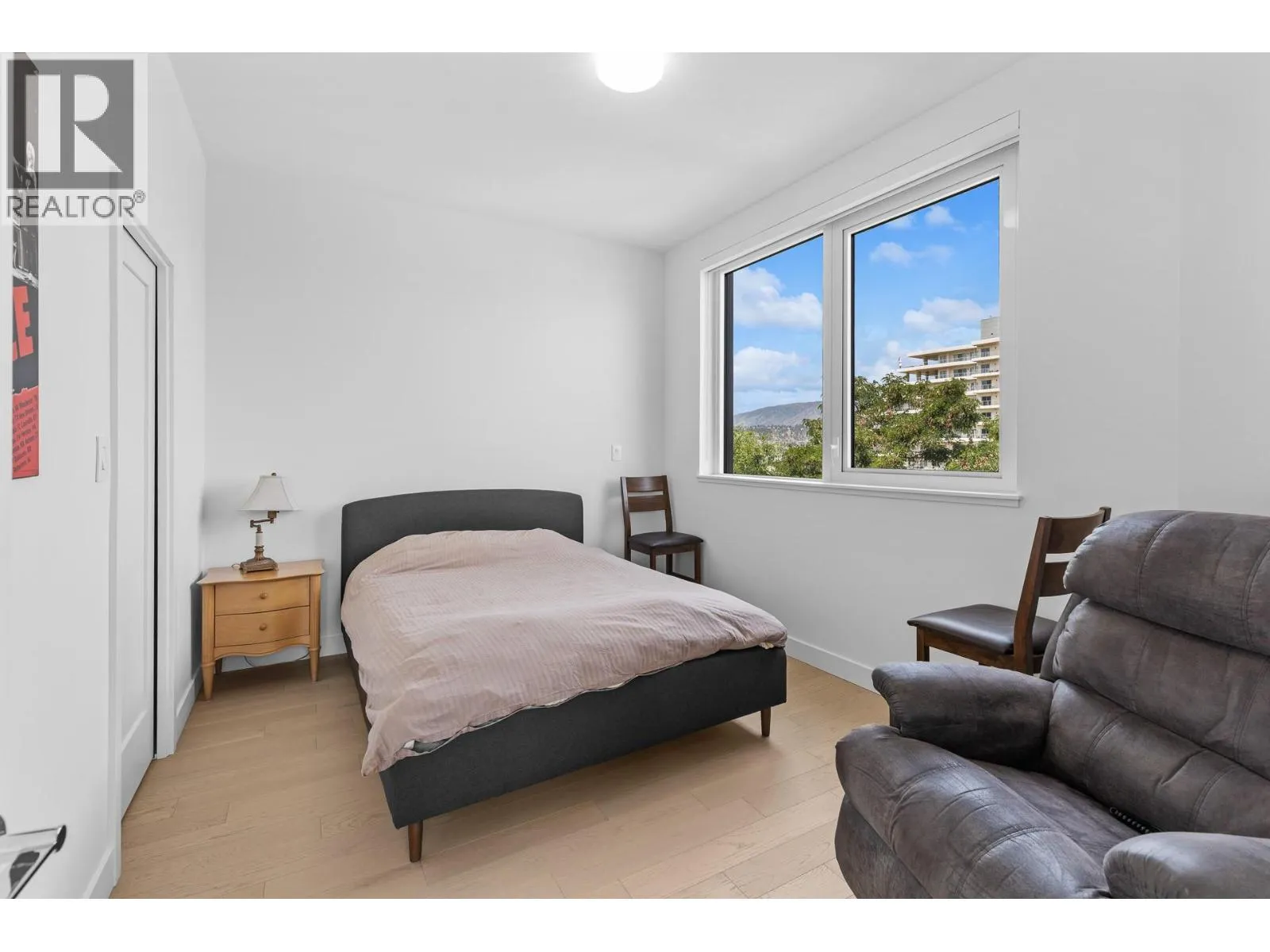 3389 Lakeshore Road Unit# 407