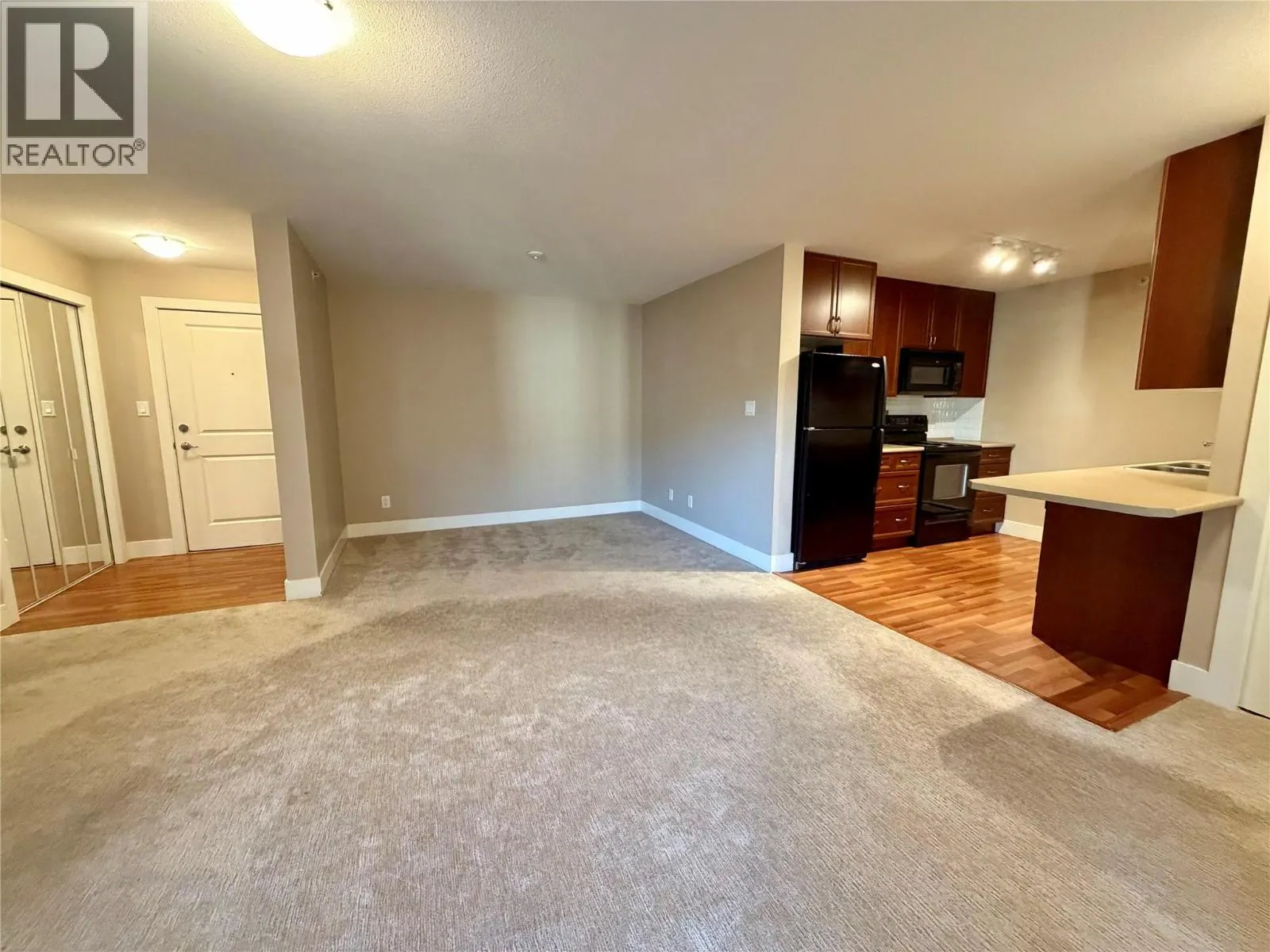 246 Hastings Avenue Unit# 402