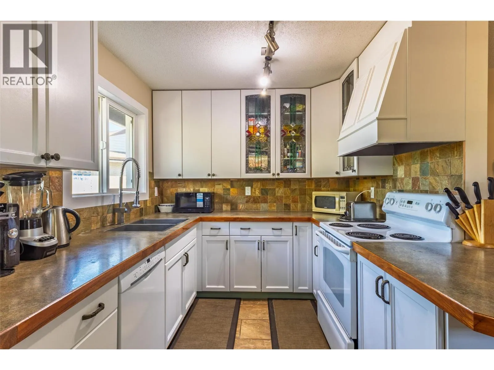 325 Whiteshield Crescent