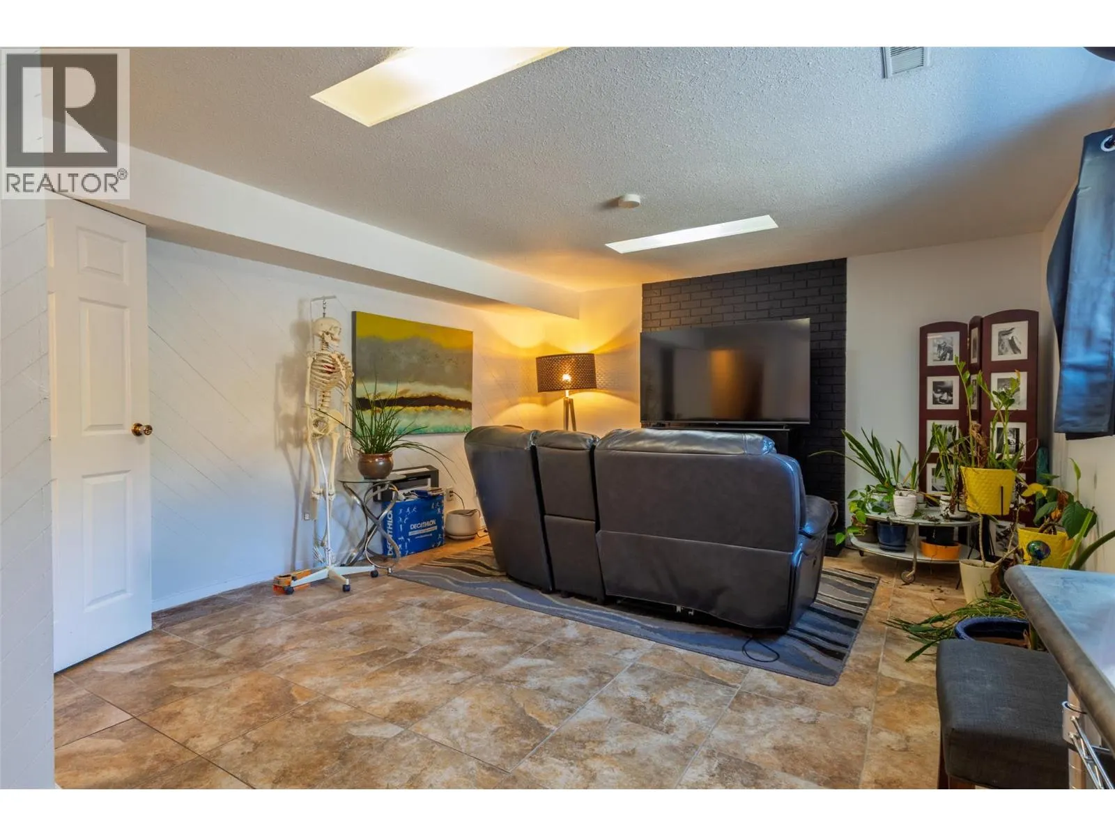 325 Whiteshield Crescent