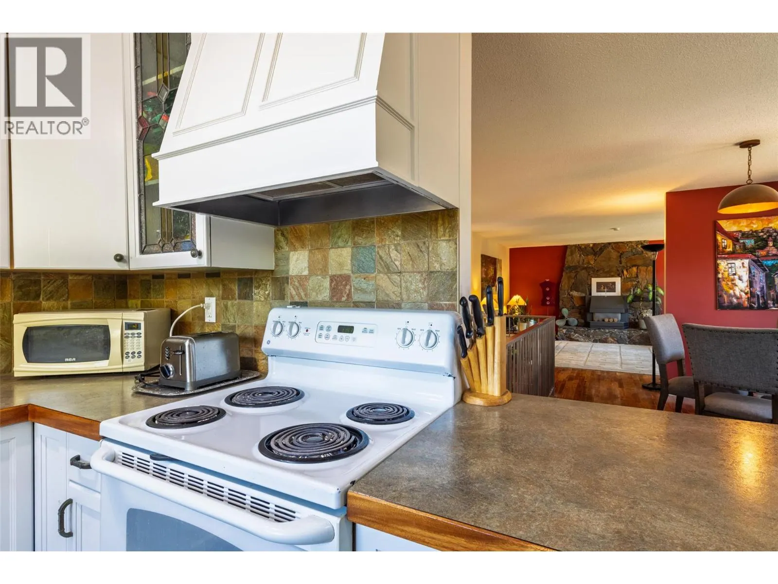 325 Whiteshield Crescent
