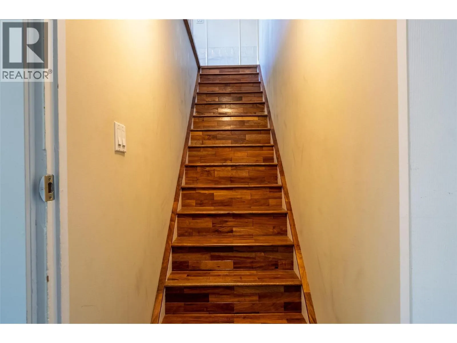325 Whiteshield Crescent