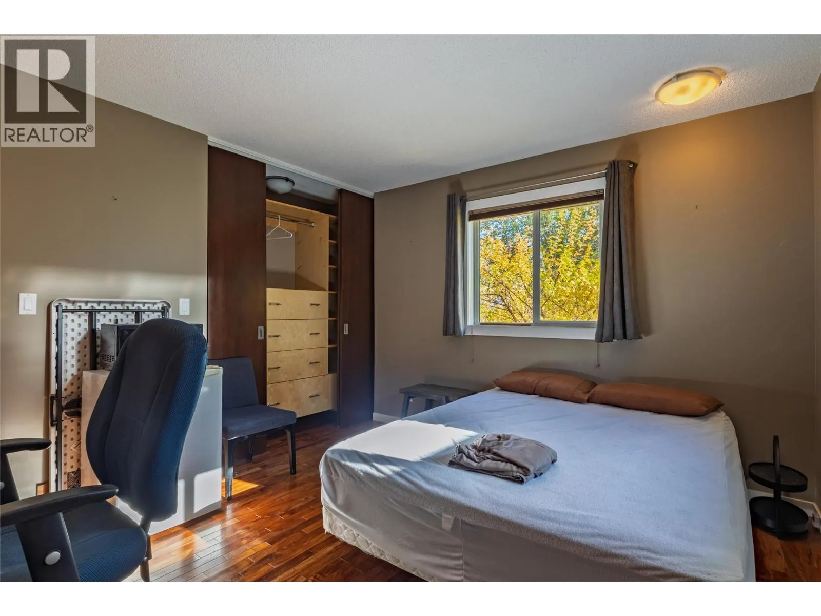 325 Whiteshield Crescent