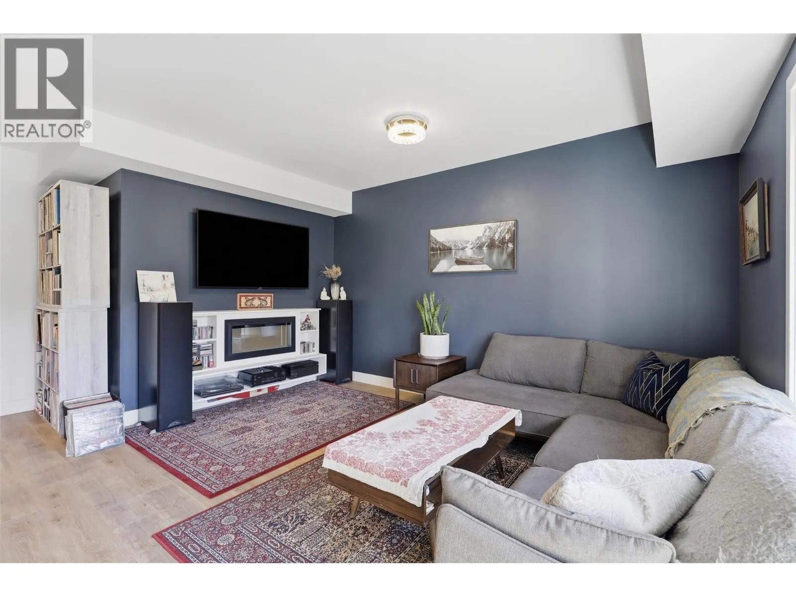2046 ROBSON Place Unit# 405