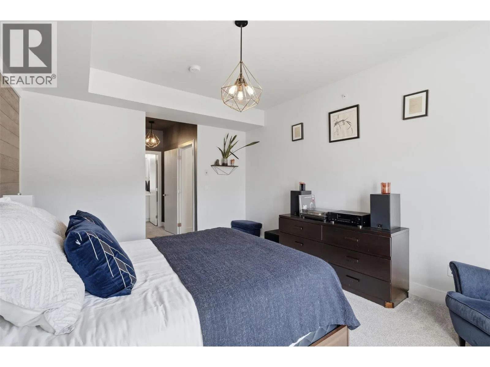 2046 ROBSON Place Unit# 405