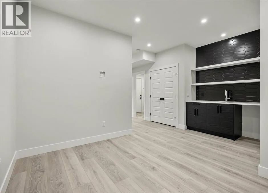 1221 Lone Pine Drive