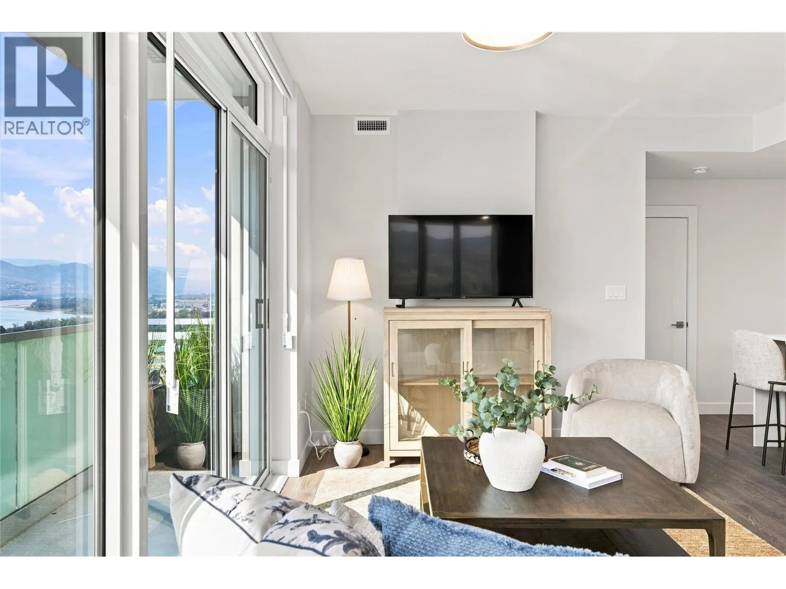 460 Nicola Street Unit# 902