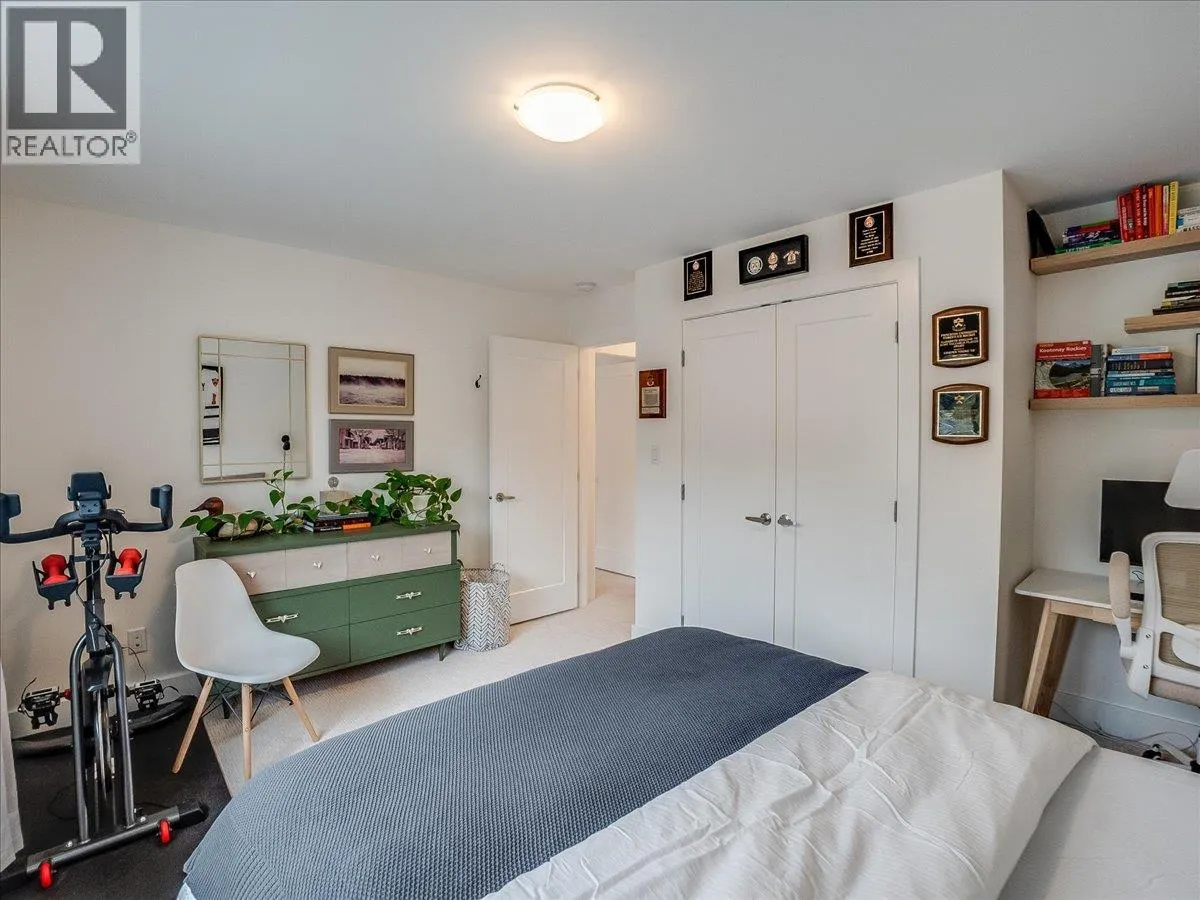 710 Innes W Street