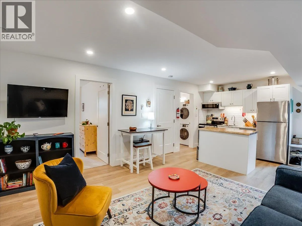 710 Innes W Street