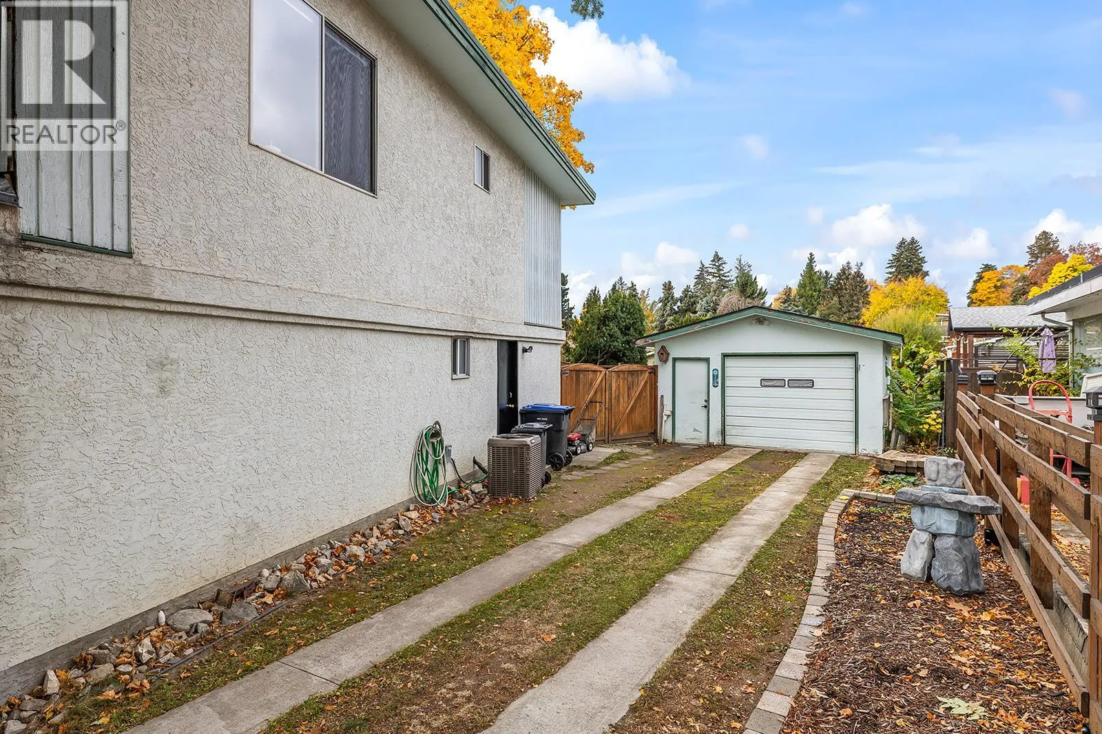 1050 Pinecrest Lane