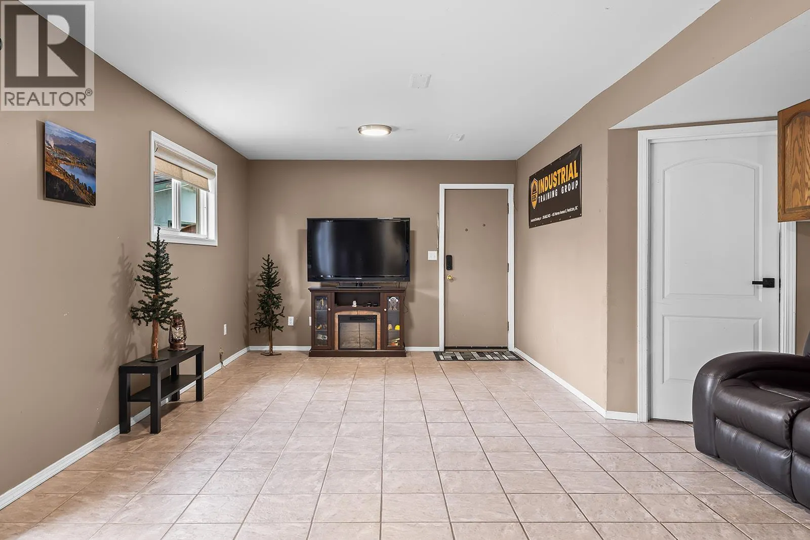 1050 Pinecrest Lane