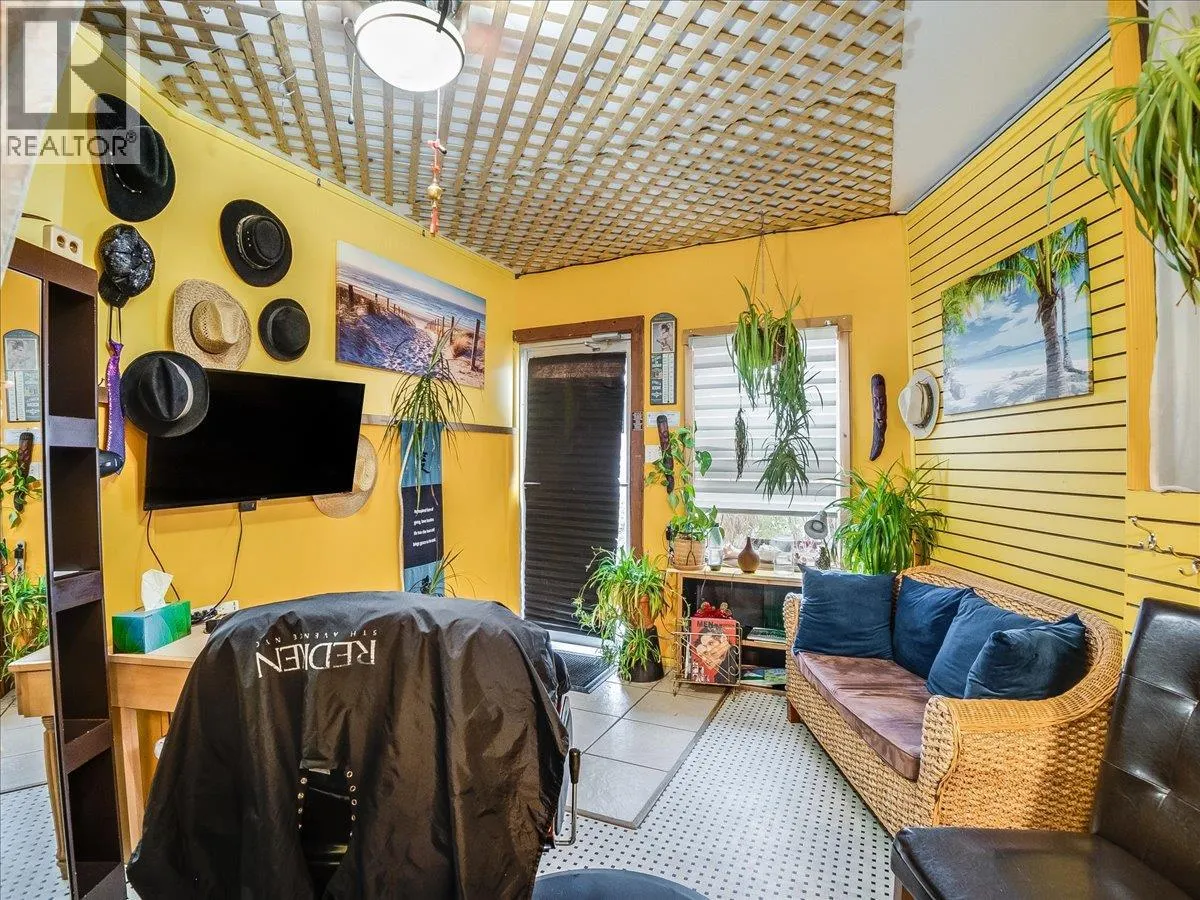 606 Front Street